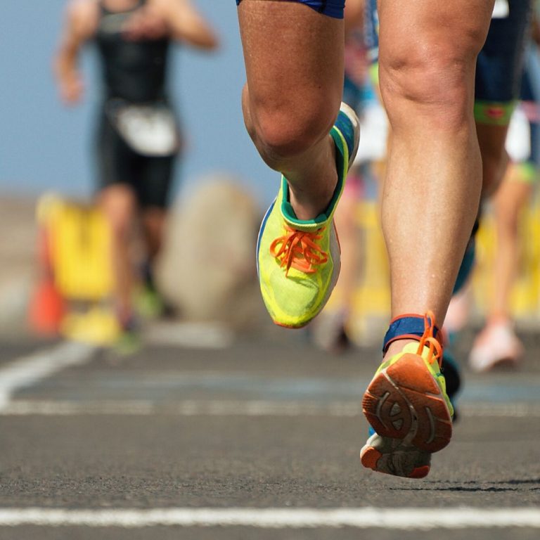 רגליים של רץ במהלך תחרות ריצה